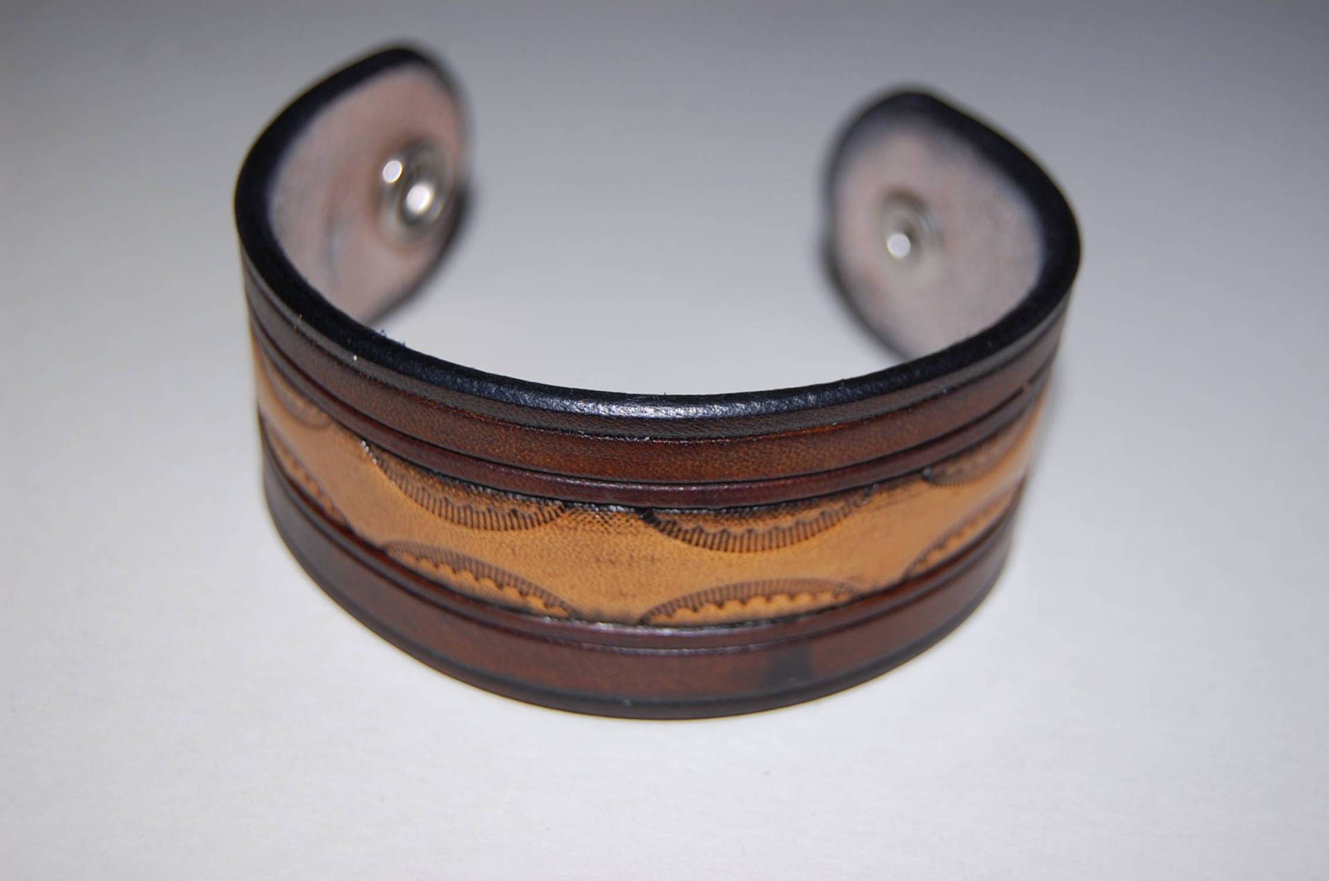 Hand Punziert Leder Armreif - 1, 5 Inch Breit von strowbridgeleather