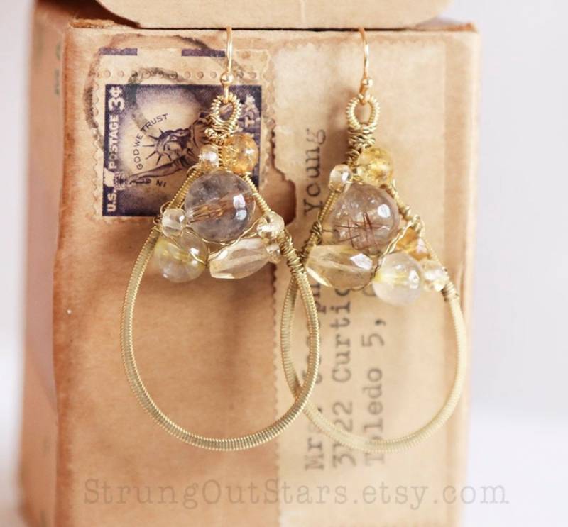 Golden - Langgestreckter Gitarre Zeichenfolge Gold Teardropohrringe Mit Rutliated Quarz Und Citrin Golden - Langgestreckter Gitarre Zeichenfolge Gold Teardropohrringe Mit Rutliated Quarz Und Citrin von strungoutstars