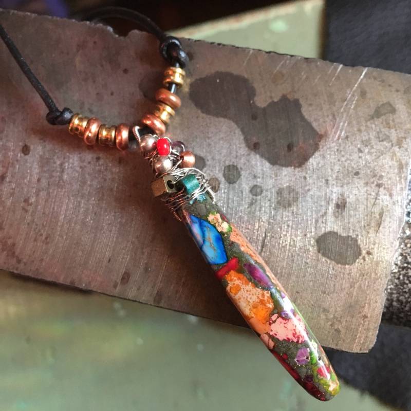 Langgestreckter Recycling Gitarre Zeichenfolge Anhänger Mit Regenbogen Variscite Langgestreckter Recycling Gitarre Zeichenfolge Anhänger Mit Regenbogen Variscite von strungoutstars