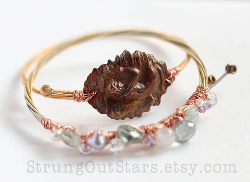 Siren Song - Langgestreckter Gitarre Zeichenfolge Armreif Duo Vintage Kupfer Repousse Meerjungfrau Mit Schatz Siren Song - Langgestreckter Gitarre Zeichenfolge Armreif Duo Vintage Kupfer Repousse Meerjungfrau Mit Schatz von strungoutstars
