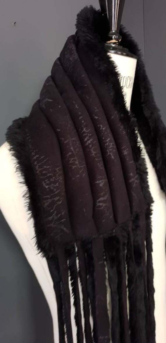 Maleficent Stola Aus Schwarzem Kunstpelz Mit Strukturierter Waschleder Rückseite Und Extralangen Fellfransen, Von Hand Genäht von stubensphinx