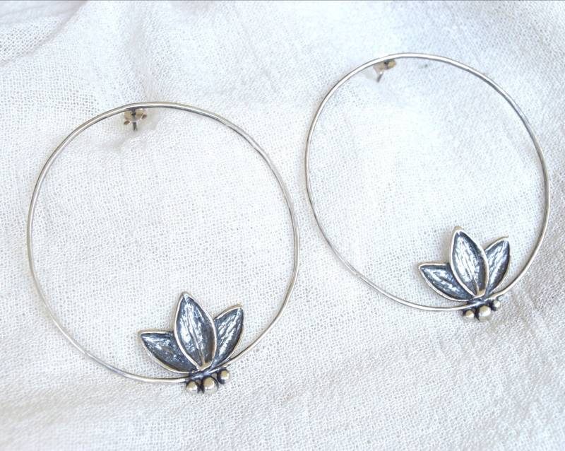 Oxidierte Sterling Silber Lotus Blume Creolen Yoga Schmuck Oxidierte Sterling Silber Lotus Blume Creolen Yoga Schmuck von studio3point