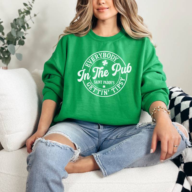 Everybody in The Pub Getting Tipsy Sweatshirt - Perfect Gift For St Patrick's Day Everybody in The Pub Getting Tipsy Sweatshirt - Perfect Gift For St Patrick's Day von studio7eleven