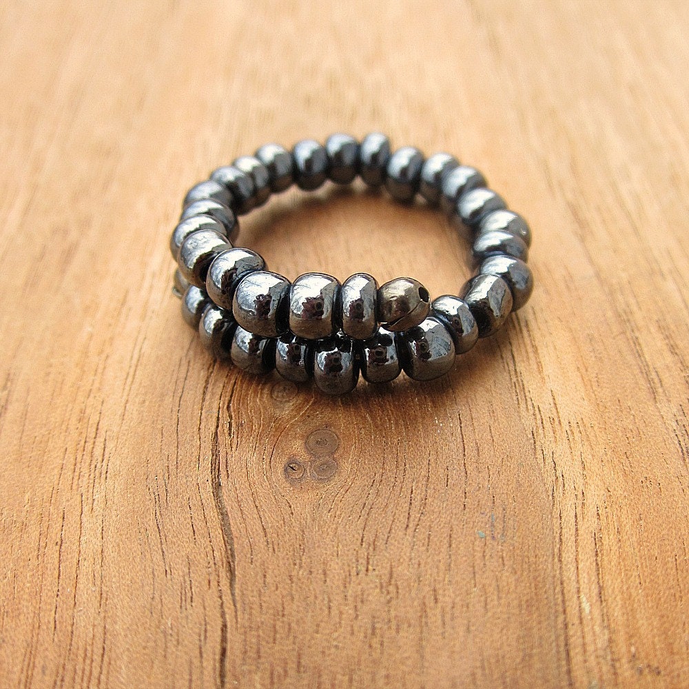 Chunky Gunmetall Perlen Memory Draht Ring - Einstellbar Größe 8 von studioRenee