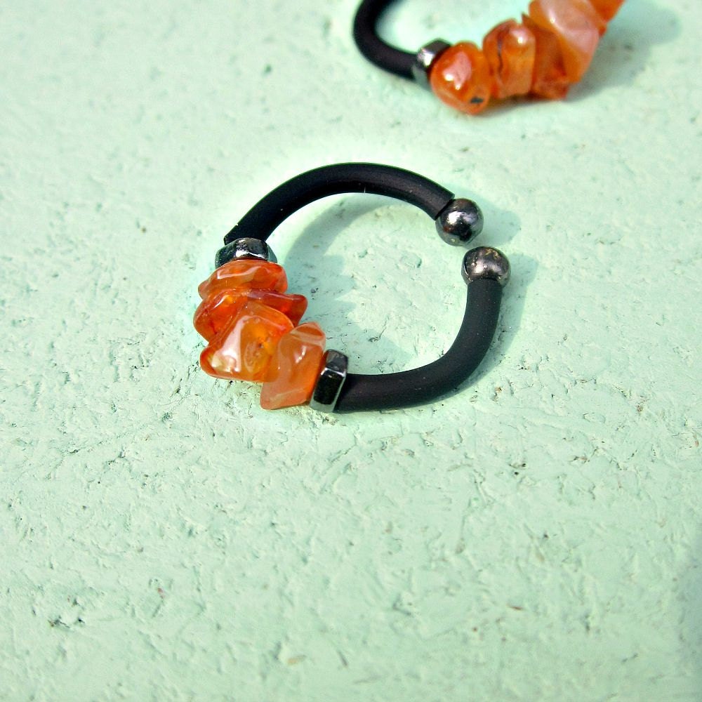 Orange Karneol Perlen Einstellbarer Memory Wire Wrap Ring Mit Comfort Band Sonnenfleck von studioRenee