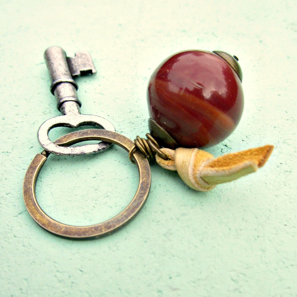 Rustikaler Schlüsselanhänger Oder Taschenbaumler Aus Messing Mit Leder Und Brauner Glasperle Brody von studioRenee