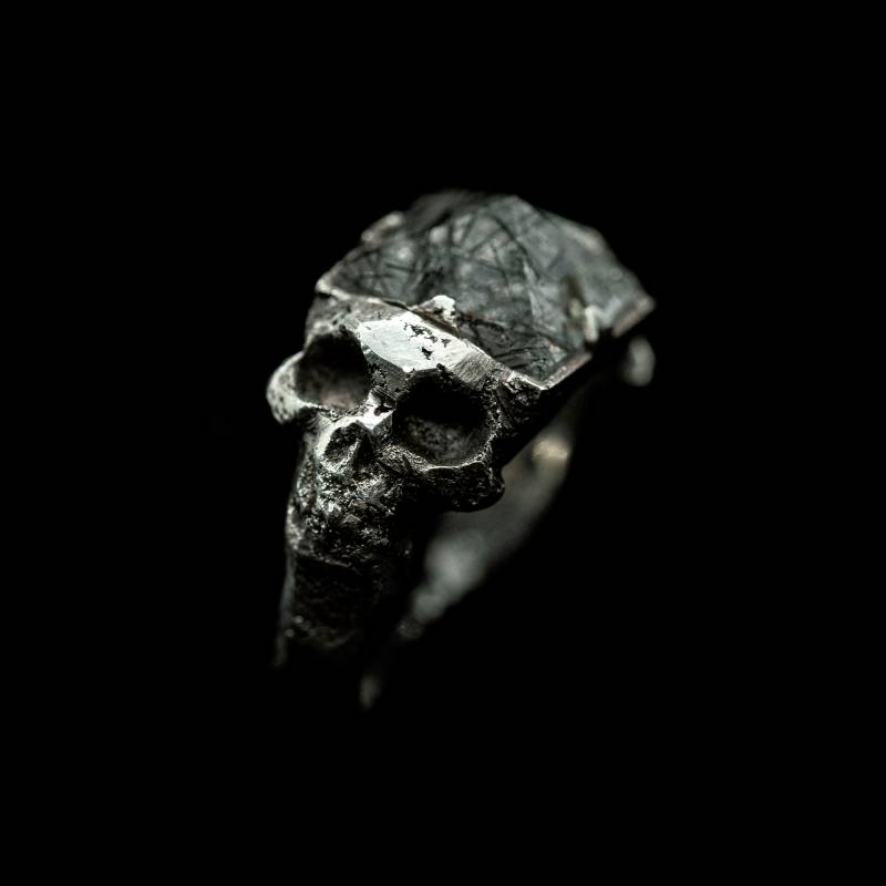 Totenköpfe Und Turmalinquarz Ring von studioSOMBRE