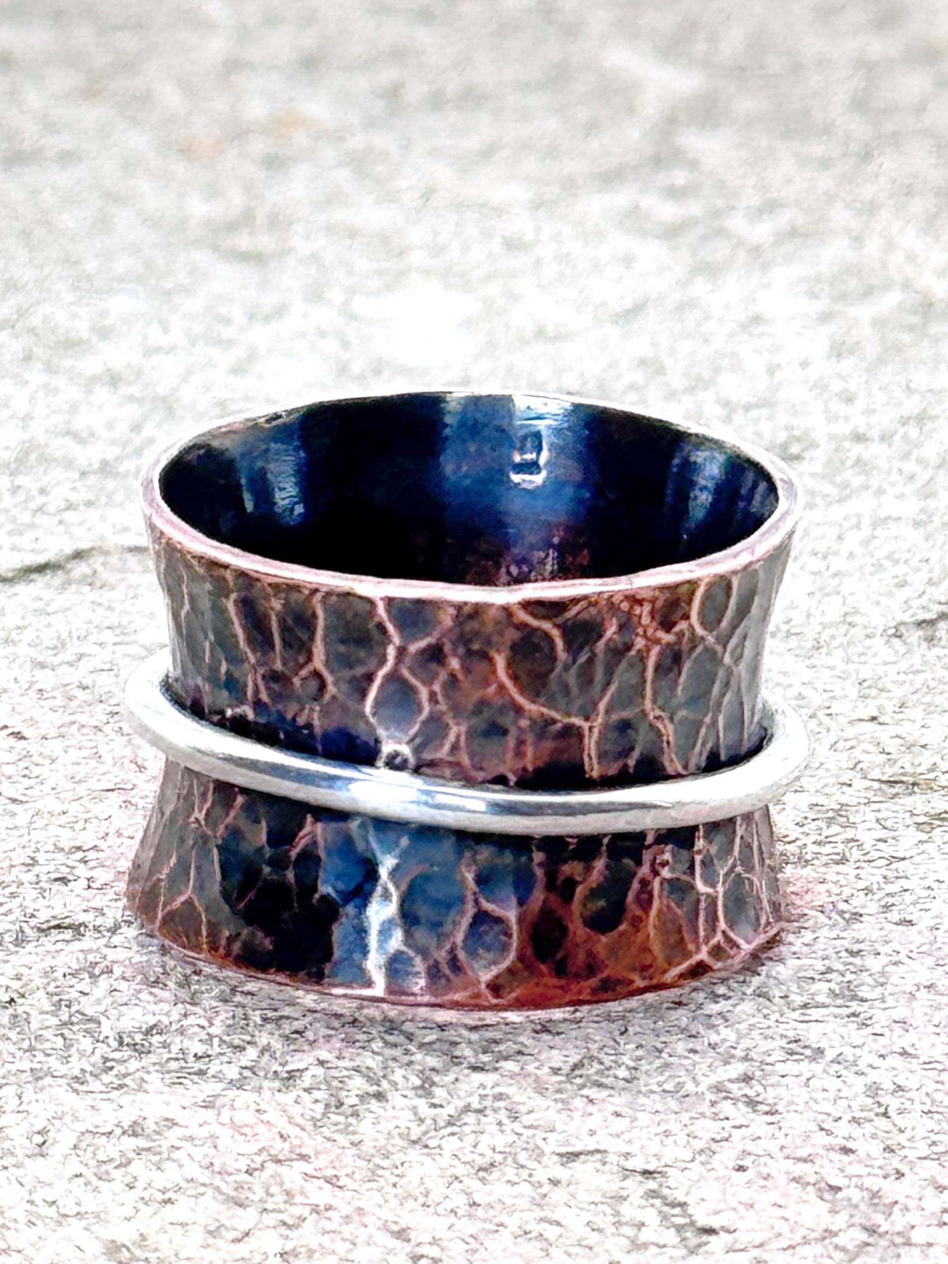 Breitband Kupfer Und Silber Spinner Ring Mit Gehämmerter Textur; Einzigartiger Handgefertigter Dreherring Aus Gemischtem Metall von studioSdesign