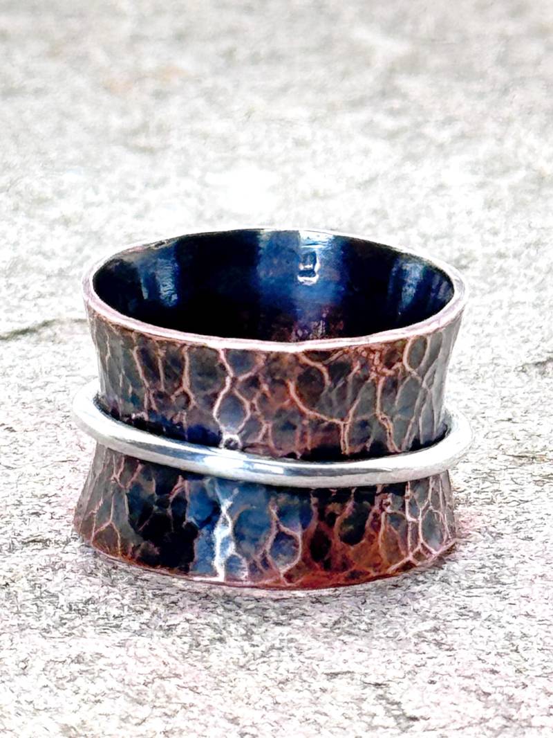 Breitband Kupfer Und Silber Spinner Ring Mit Gehämmerter Textur; Einzigartiger Handgefertigter Dreherring Aus Gemischtem Metall von studioSdesign