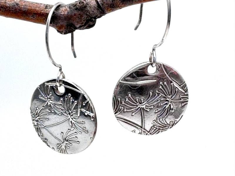 Feine Silber Pusteblumen Ohrringe Handwerklich Geprägte Scheiben von studioSdesign