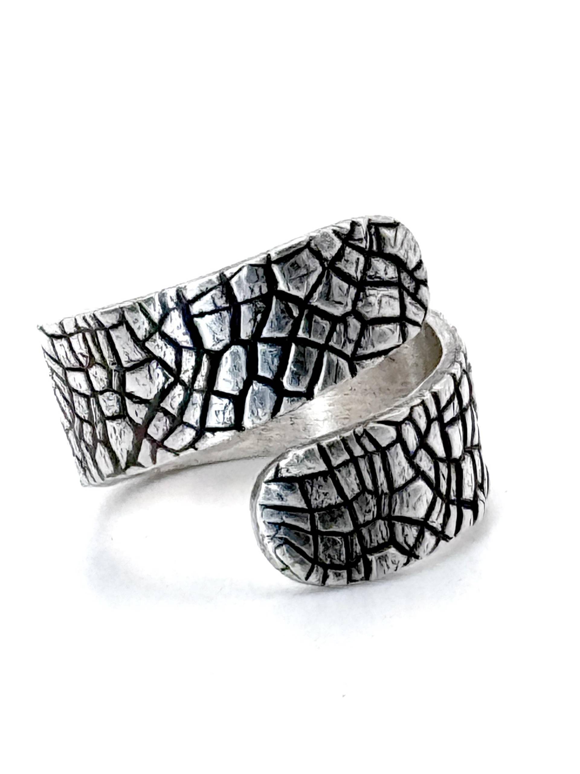 Handgemachter Oxidierter Silberbypass-Ring Schlangenhautstruktur, Breites Band von studioSdesign