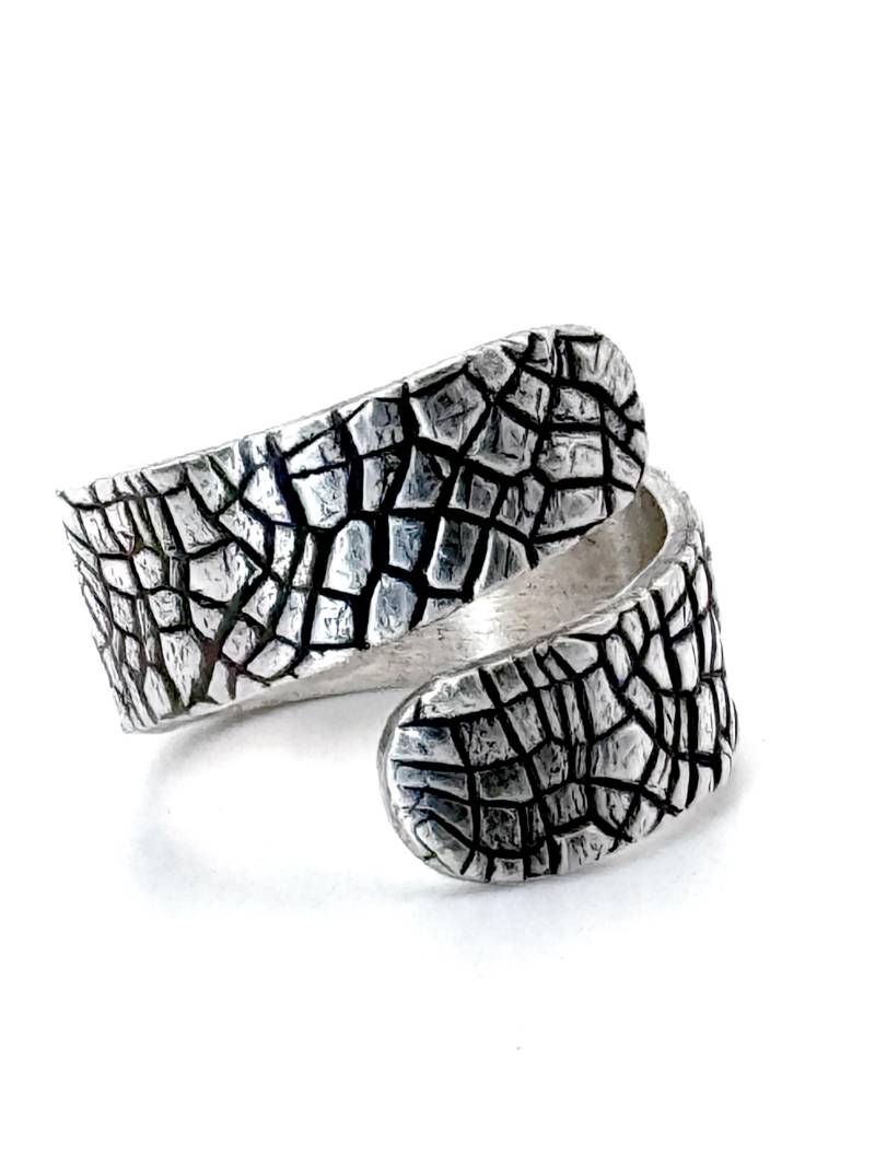Handgemachter Oxidierter Silberbypass-Ring Schlangenhautstruktur, Breites Band von studioSdesign