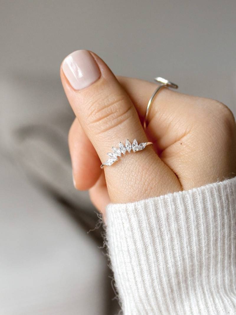 Crown Silberring Mit Weißen Cz Zirkonia Kristallen Stapelring Aus 925 Sterling Silber Strasssteinen Crown Silberring Mit Weißen Cz Zirkonia Kristallen Stapelring Aus 925 Sterling Silber Strasssteinen von studioTILDAstore