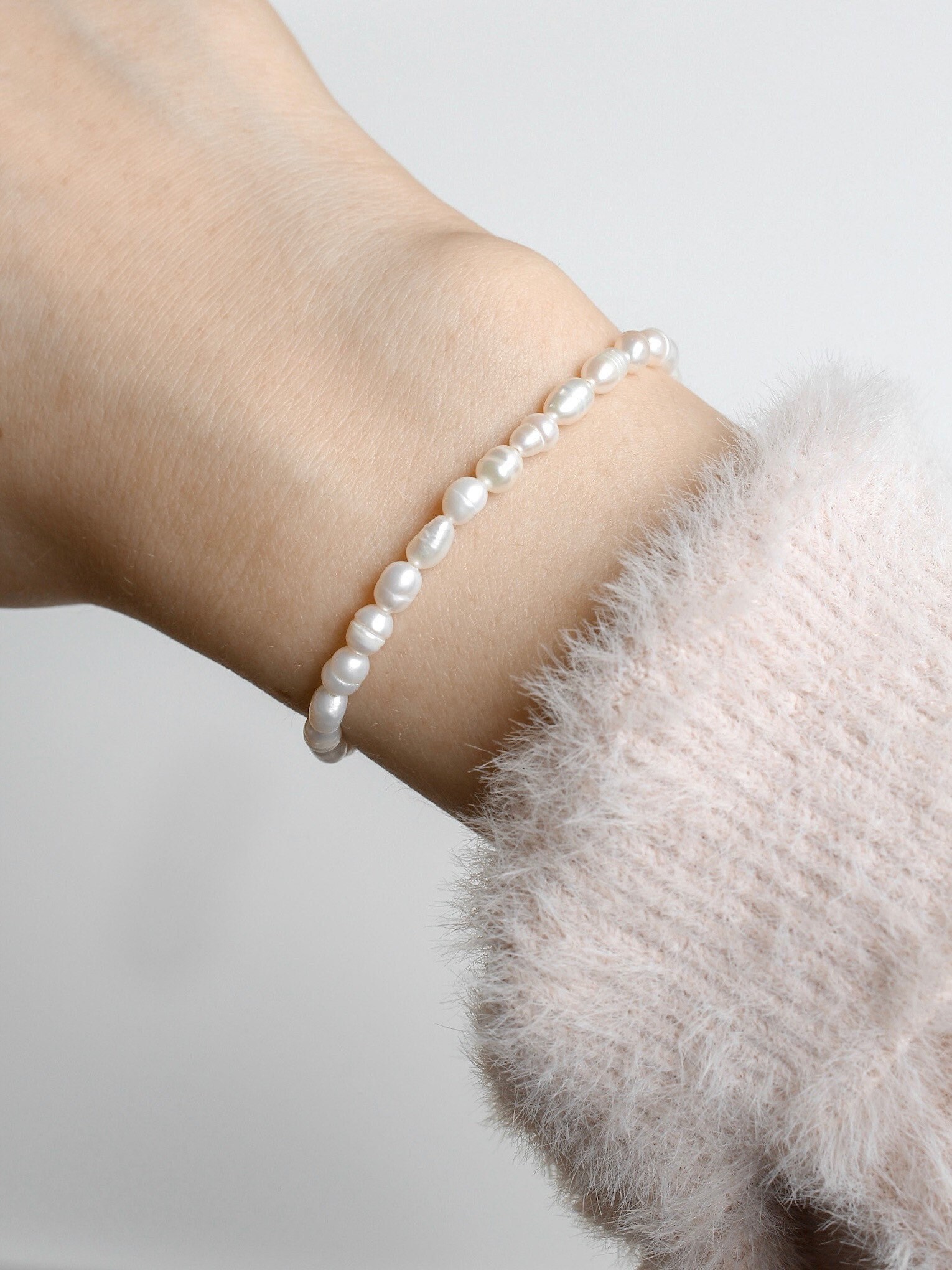 Linnea Perlenarmband Aus Süßwasserperlen Handgemachtes Armkettchen Kleinen Zuchtperlen Armkette Mit 925 Sterling Silber Verschluss Linnea Perlenarmband Aus Süßwasserperlen Handgemachtes Armkettchen Kleinen Zuchtperlen Armkette Mit 925 Sterling Silber Verschluss von studioTILDAstore