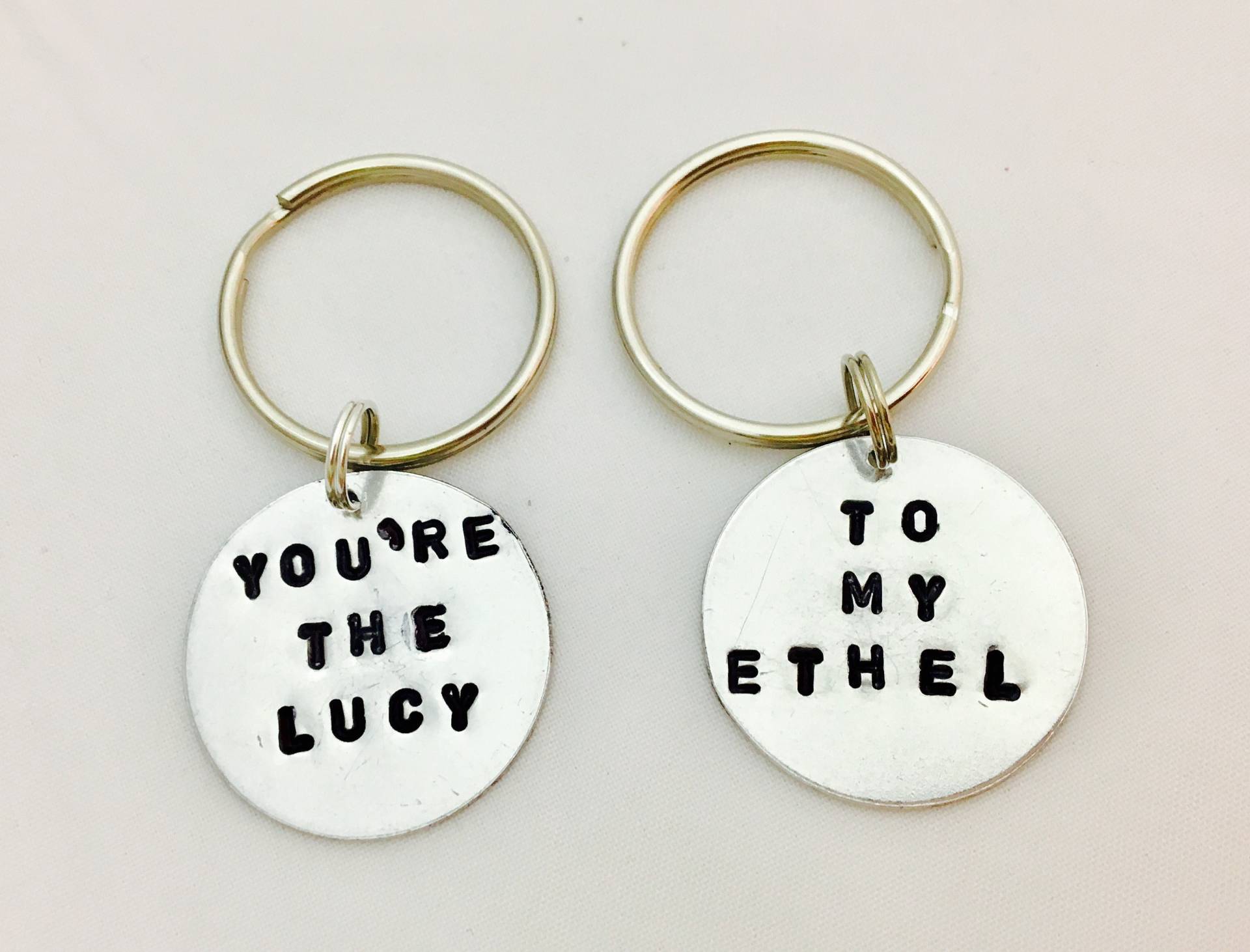 Lucy Und Ethel Schlüsselanhänger, Beste Freunde Geschenk, Schwester Mutter Tochter Partner in Krimi Schlüsselanhänger Lucy Und Ethel Schlüsselanhänger, Beste Freunde Geschenk, Schwester Mutter Tochter Partner in Krimi Schlüsselanhänger von studiobytheshore