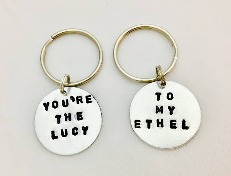 Lucy Und Ethel Schlüsselanhänger, Beste Freunde Geschenk, Schwester Mutter Tochter Partner in Krimi Schlüsselanhänger Lucy Und Ethel Schlüsselanhänger, Beste Freunde Geschenk, Schwester Mutter Tochter Partner in Krimi Schlüsselanhänger von studiobytheshore