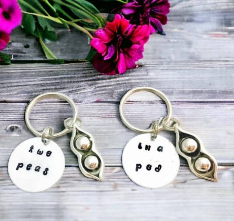 Zwei Erbsen in Einer Hülse Schlüsselanhänger, Beste Freunde Geschenk, Schwestern Mutter Tochter Schlüsselanhänger Zwei Erbsen in Einer Hülse Schlüsselanhänger, Beste Freunde Geschenk, Schwestern Mutter Tochter Schlüsselanhänger von studiobytheshore