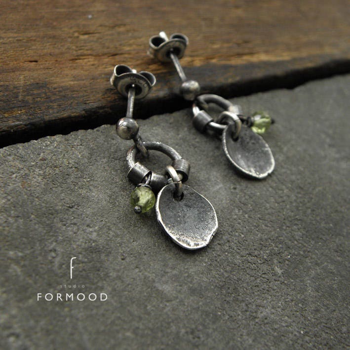 Oxidierte Sterling Silber Peridot Ohrstecker Handgemachte Ohrstecker von studioformood