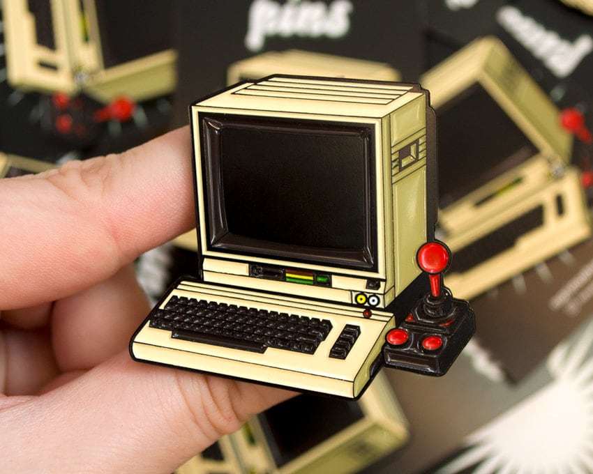 Commodore 64 Computer Big Emaille Pin Commodore 64 Computer Big Emaille Pin von studiomarimoshop