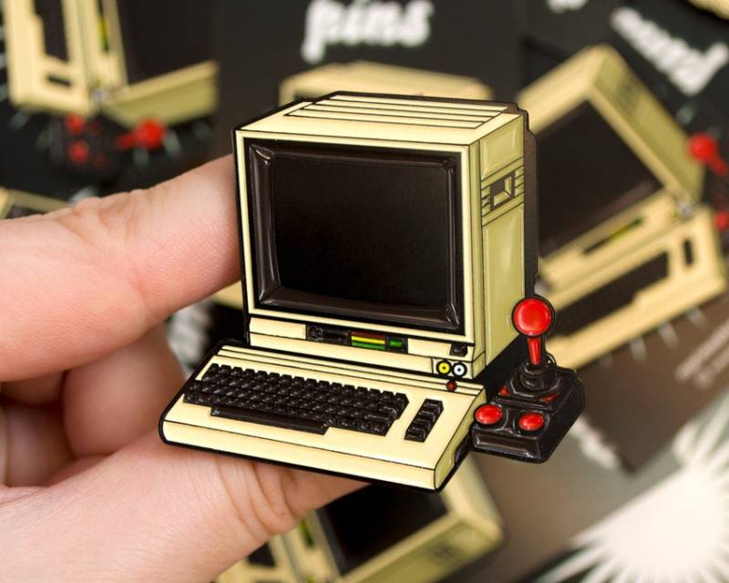 Commodore 64 Computer Big Emaille Pin von studiomarimoshop