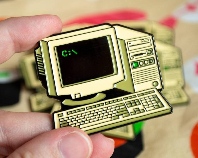 Retro 386 Computer Big Emaille Pin von studiomarimoshop