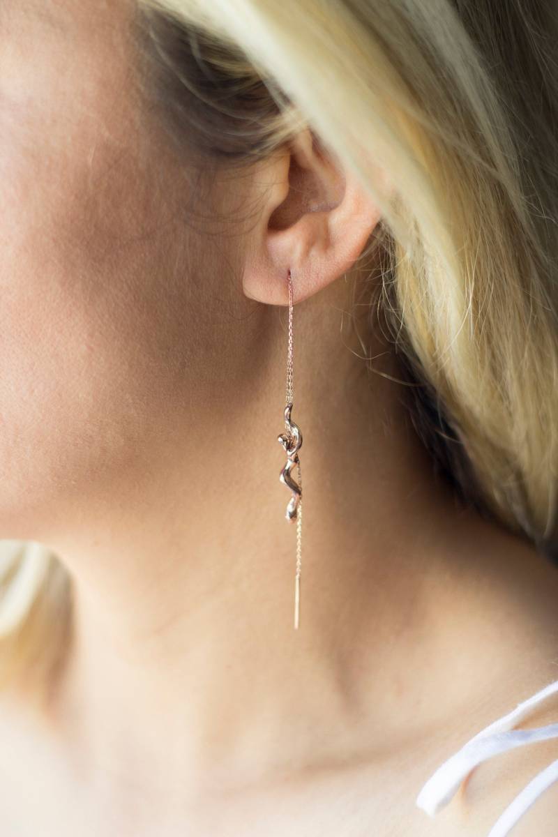 Durchzieher Tänzerin Mädchen Ohrring/Handgefertigter 14K Gold 925 Silber Einzelstück von studiomirage