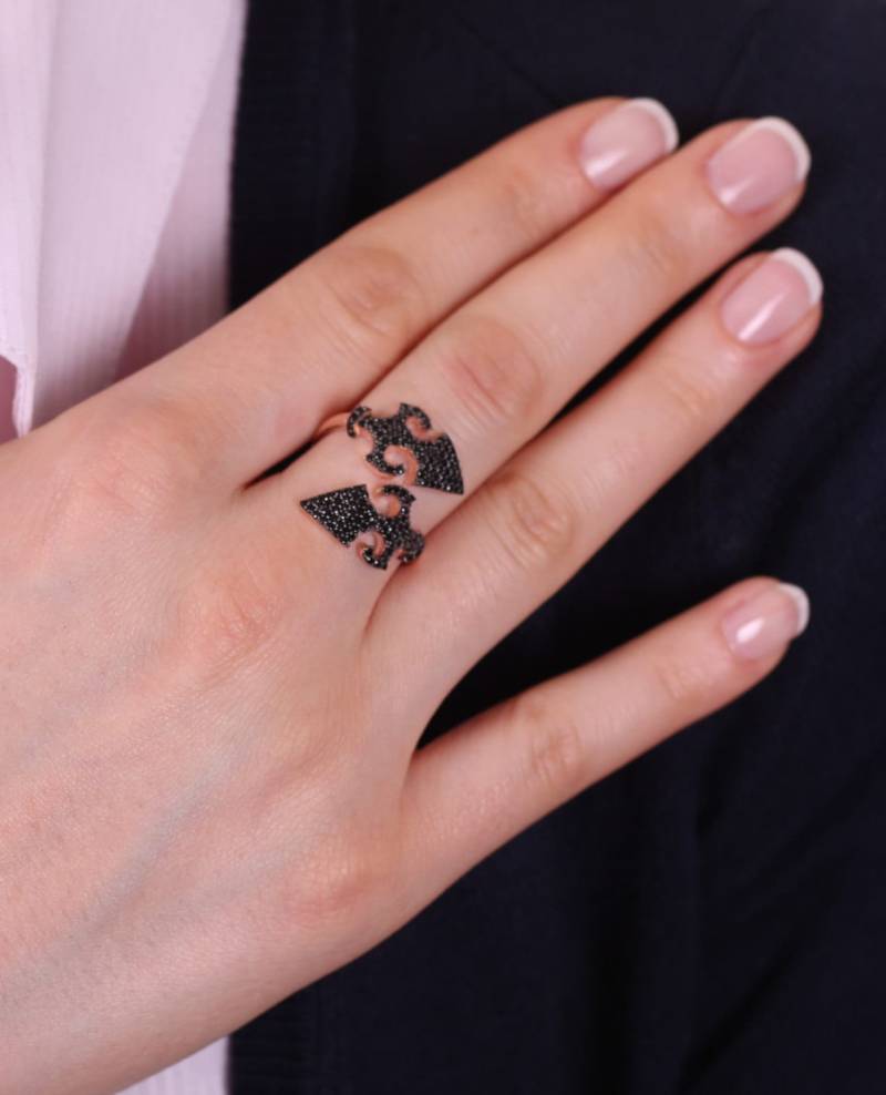 Fleur De Lis Ringe, Barock Abstrakt/Verstellbarer Schwarzer Zirkonia Ring Fleur De Lis Ringe, Barock Abstrakt/Verstellbarer Schwarzer Zirkonia Ring von studiomirage