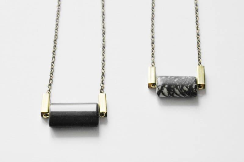 Kette Square Minimal Marmor Howlith Anhänger An Zarter Bronzekette von studionahili