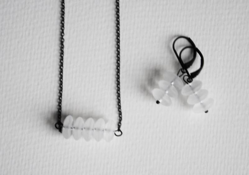 Ohrschmuck Und Oder Set Kette Black & White Transparente Matte Glaslinsen Ohrringe Schwarz Zart Geschwärzt Nickelfrei Minimal Anhänger Kette von studionahili