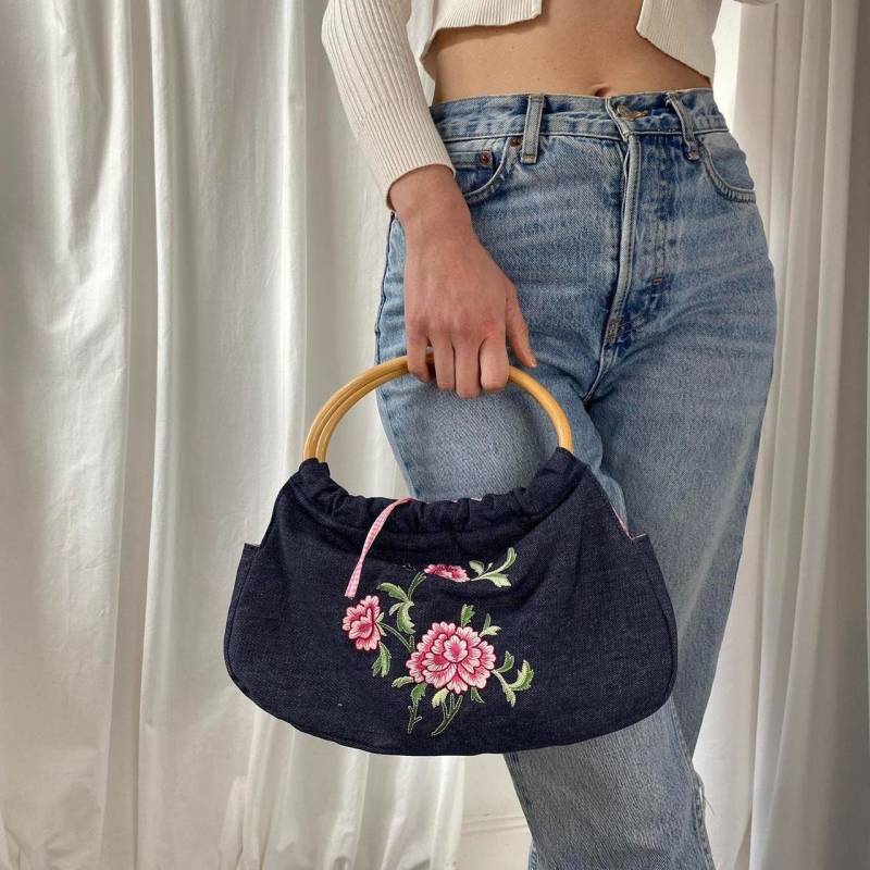 Vintage 00S/Y2K Blau Denim Floral Bestickt Grab Bag Handtasche Mit Holzgriffen, Rosa Gingham Futter & Passender Mini Geldbörse von studiotwosix
