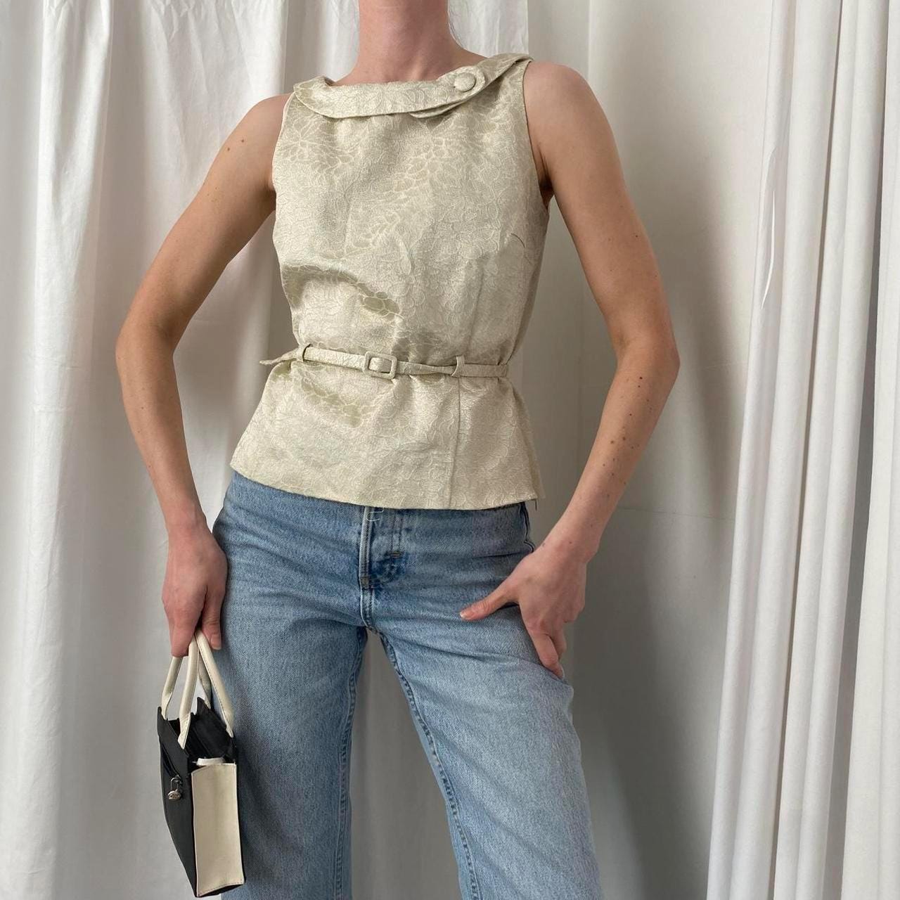 Vintage 00S Y2K Creme Und Gold Brokat Boot-Ausschnitt Kragen Maßgeschneiderte Ärmellose Top Mit Taille Gürtel Uk 8/10 Vintage 00S Y2K Creme Und Gold Brokat Boot-Ausschnitt Kragen Maßgeschneiderte Ärmellose Top Mit Taille Gürtel Uk 8/10 von studiotwosix