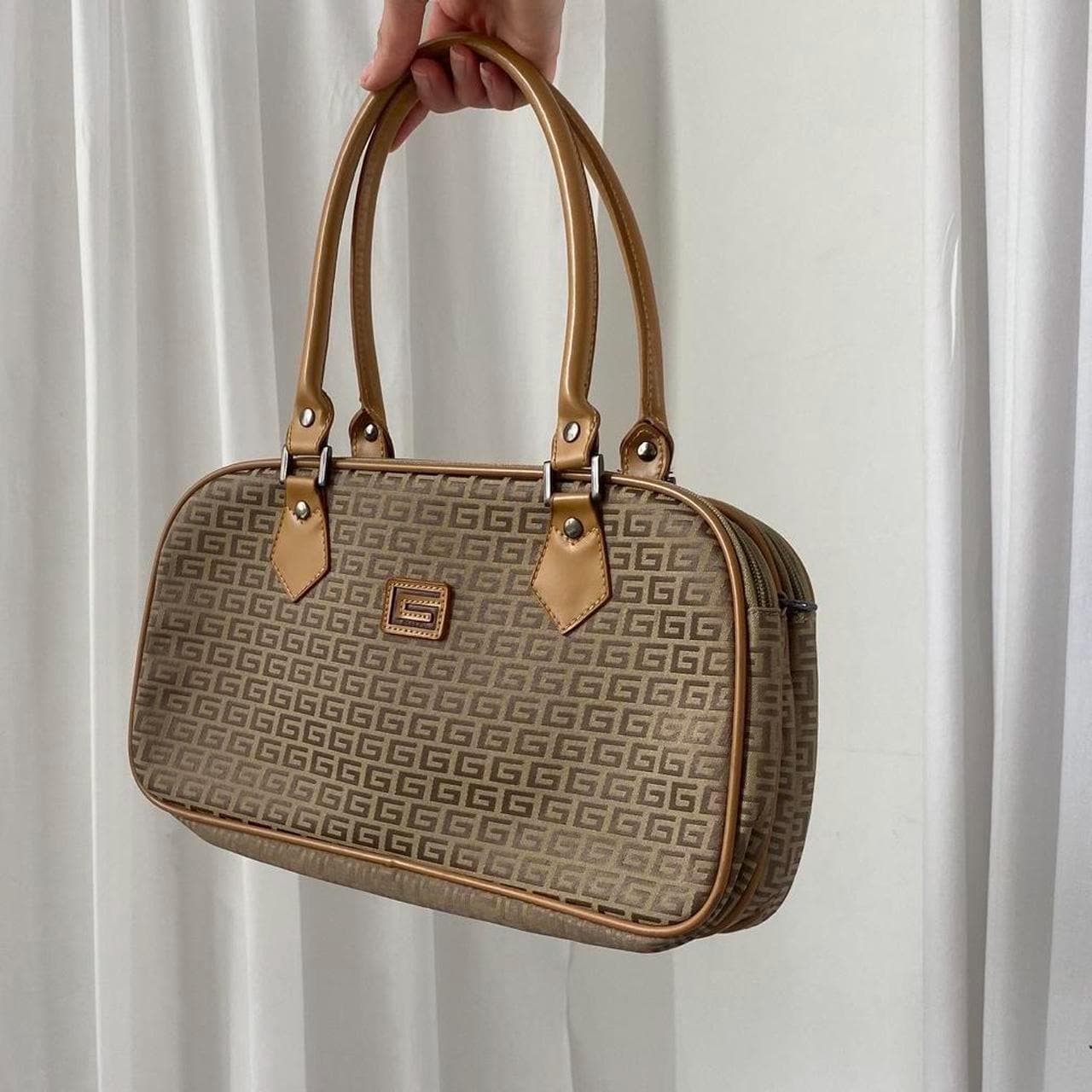 Vintage Y2K 00S Braun Tan Monogramm Slim Bowling Tasche Mit "G' Logo Auf Der Vorderseite von studiotwosix