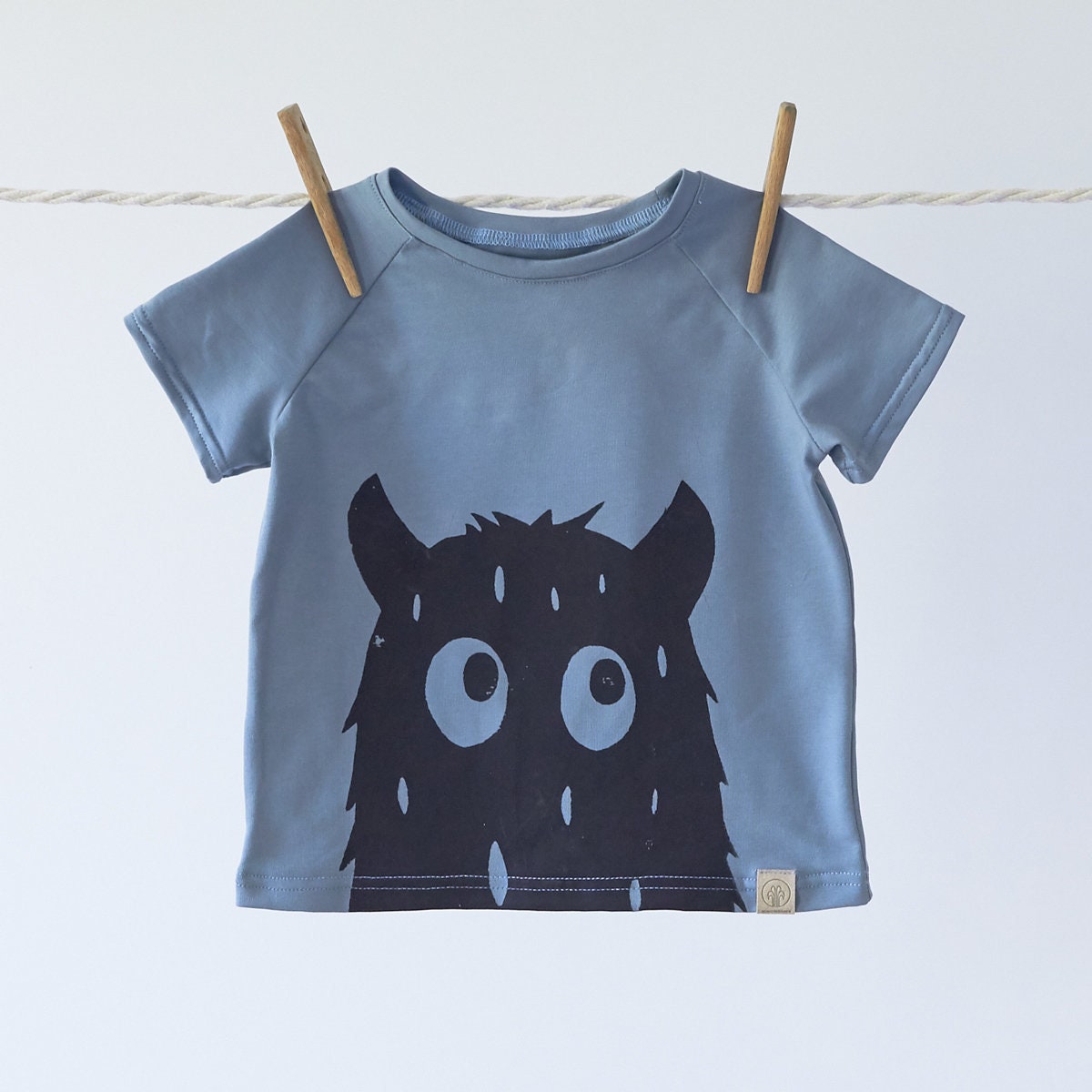 Shirt "Monstaaa" Nebel | Wunschbrunnen Shirt "Monstaaa" Nebel | Wunschbrunnen von studiowunschbrunnen