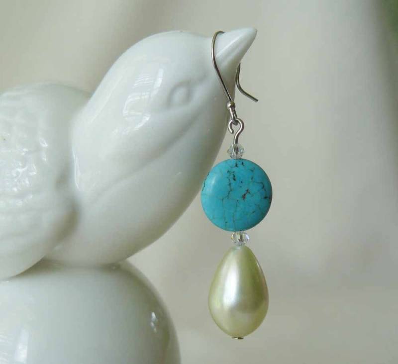 Türkis Howlith Und Glas-Tropfen-Ohrringe von stufandnonsense