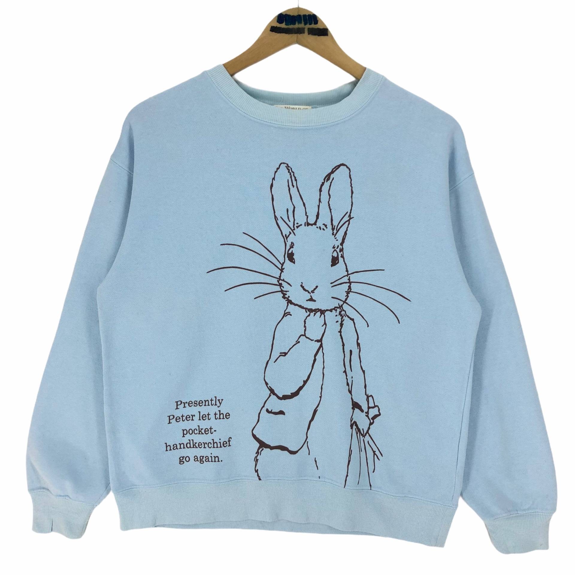 Vintage 90Er Jahre The World Of Peter Rabbit Crewneck Sweatshirt Pullover Big Logo Beatrix Porter Streetwear Größe S von stuffofnatureandarts