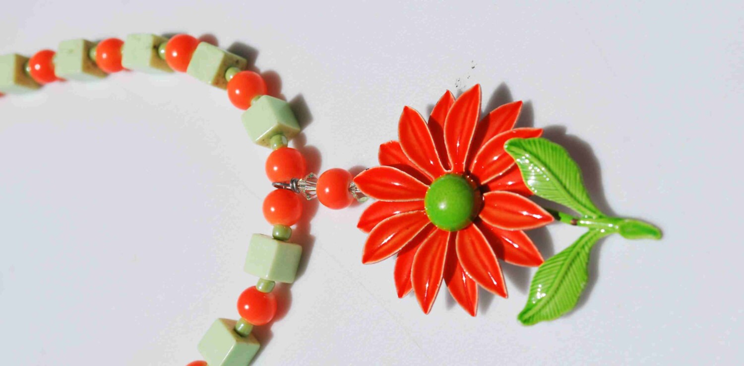Vintage Lime Grün Und Orange Metall Anhänger Halskette Ohrring Set Vintage Lime Grün Und Orange Metall Anhänger Halskette Ohrring Set von suebhoney