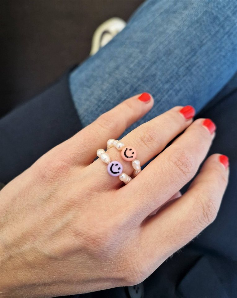 suebidou Fingerring Damen Ring Smiley Perlen Ring aus Süßwasserperlen verschied.Farben, Süßwasserperlen und Smiley Stein von suebidou