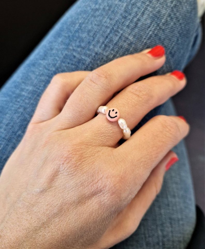 suebidou Fingerring Damen Ring Smiley Perlen Ring aus Süßwasserperlen verschied.Farben, Süßwasserperlen und Smiley Stein von suebidou