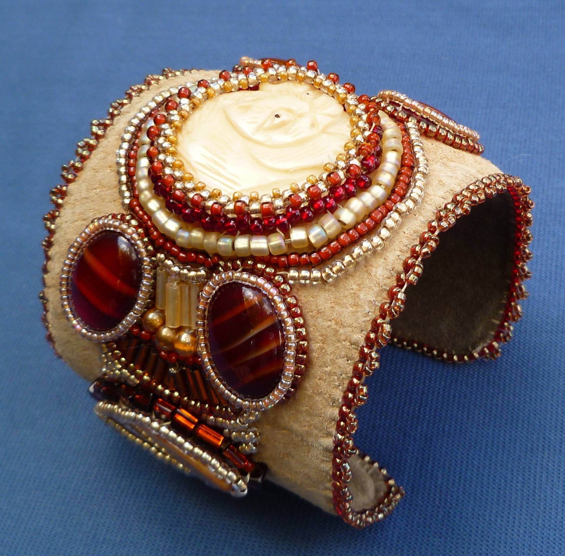 Cremefarbene Katze An Lederarmband von suegoode