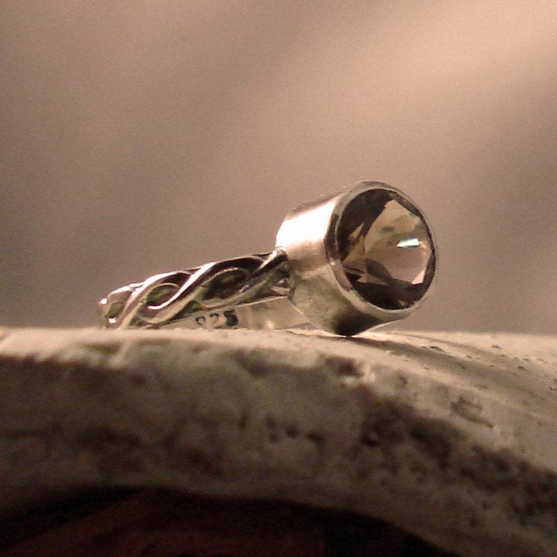 Rauchquarz Sterling Silber Ring Oxidiertes Twist-Band, Größe 7 Rauchquarz Sterling Silber Ring Oxidiertes Twist-Band, Größe 7 von sugarshackstudio
