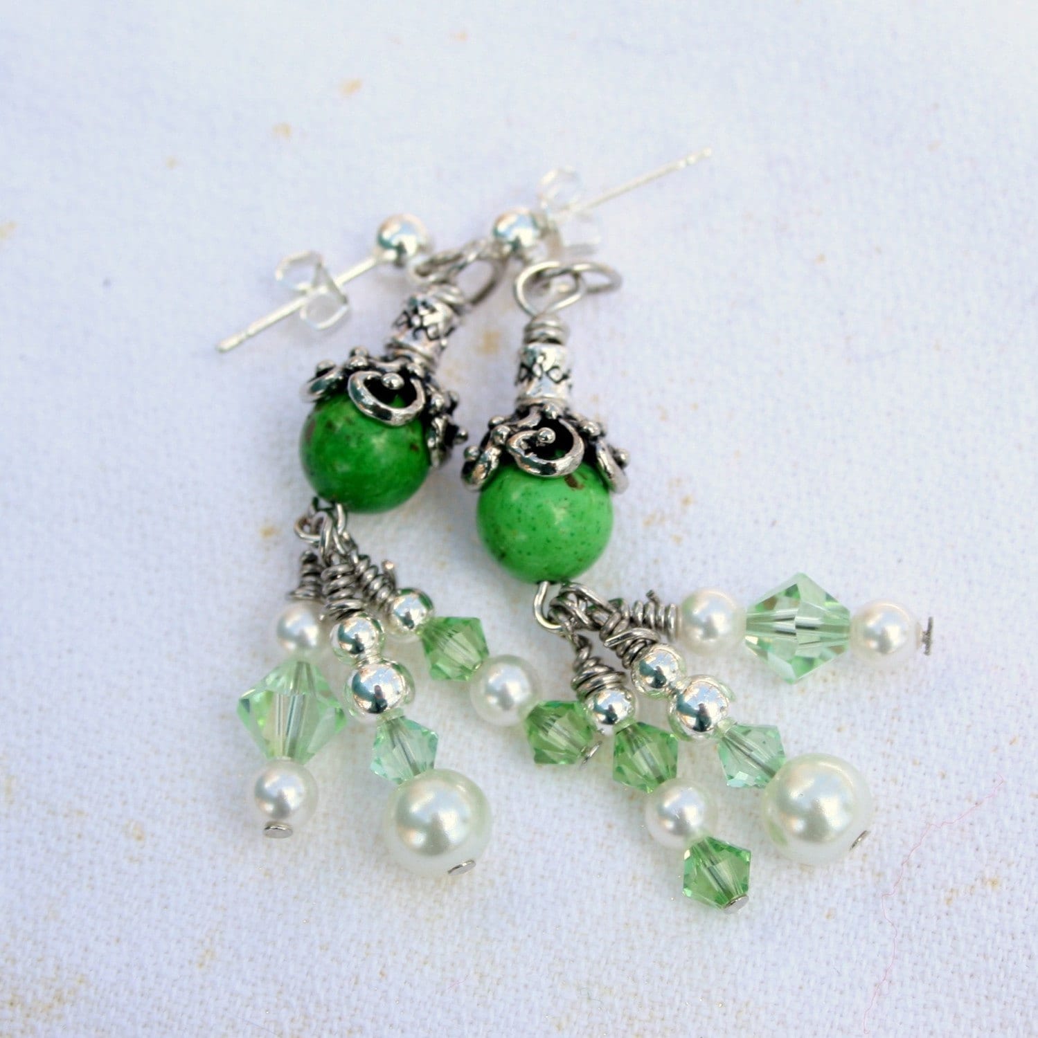 Frühlings-Grüne Kronleuchter-Ohrringe Frühlings-Grüne Kronleuchter-Ohrringe von sugartreecreek