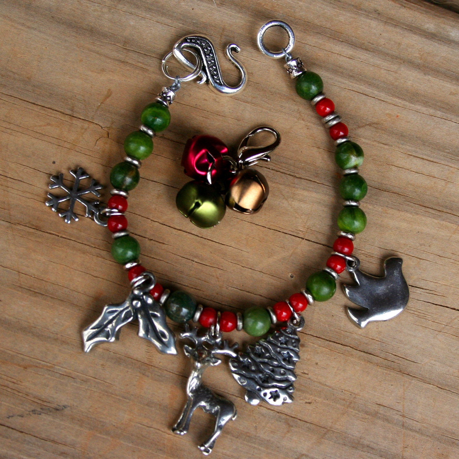 Jade Und Koralle Weihnachts-Charme-Armband Jade Und Koralle Weihnachts-Charme-Armband von sugartreecreek