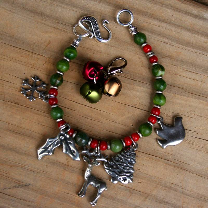 Jade Und Koralle Weihnachts-Charme-Armband Jade Und Koralle Weihnachts-Charme-Armband von sugartreecreek