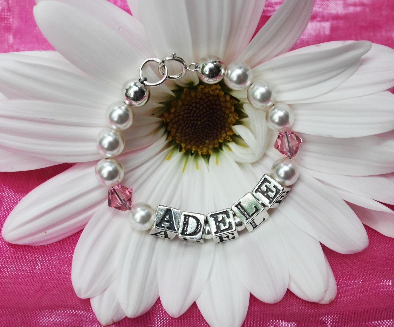 Swarovski Kristall & Perle Sterling Namensarmband Für Ihr Baby Swarovski Kristall & Perle Sterling Namensarmband Für Ihr Baby von sugartreecreek