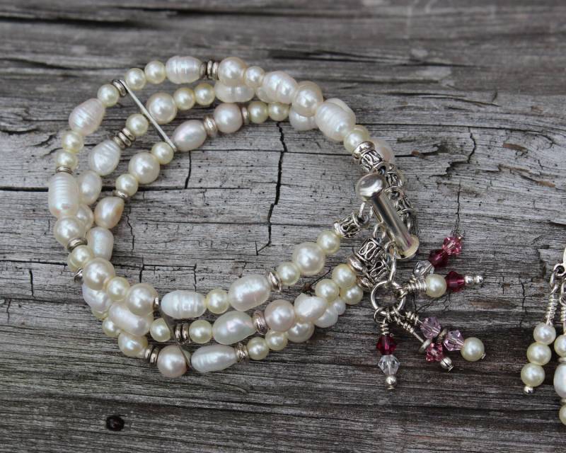 Triple-Süßwasser Perle Und Swarovski Crystal Bangle Braut Armband Triple-Süßwasser Perle Und Swarovski Crystal Bangle Braut Armband von sugartreecreek