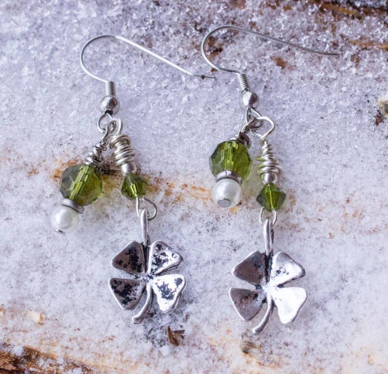 st. Patricks Tag Kleeblatt Mit Echtem Smaragd Swarovski Kristall Ohrringe st. Patricks Tag Kleeblatt Mit Echtem Smaragd Swarovski Kristall Ohrringe von sugartreecreek