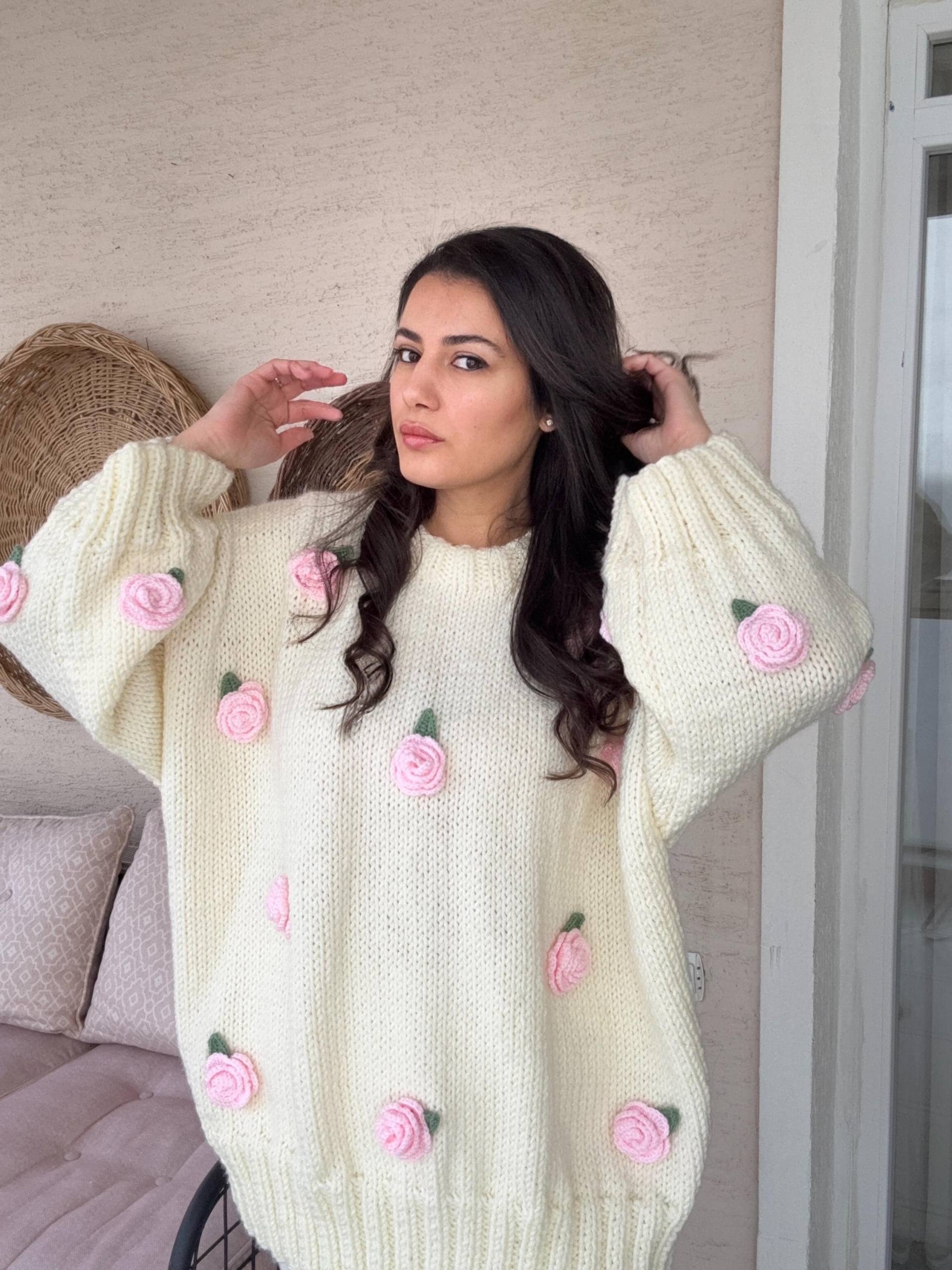 Cremefarbener Oversized Strickjacke Mit Rosa Rosen, Handgemachter Winterpullover von sultanknit