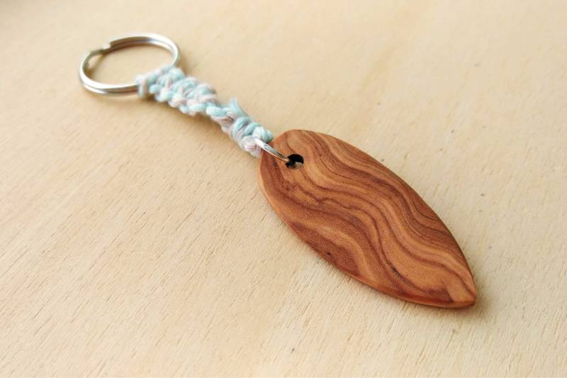 Kleiner Surfbrett Schlüssel Anhänger, Liebevoll Handgefertigt Aus Holz, Mit Makramee Band Kleiner Surfbrett Schlüssel Anhänger, Liebevoll Handgefertigt Aus Holz, Mit Makramee Band von sumadesignshop