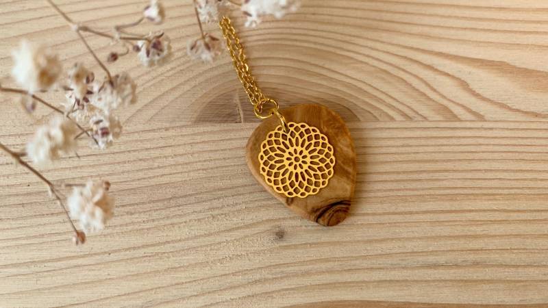 Mandala Plektrum Kette Aus Olivenholz Handgefertigt, Gold von sumadesignshop