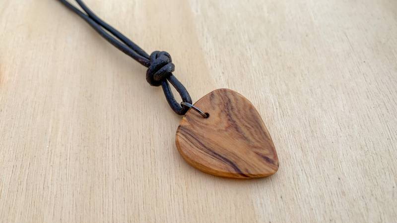 Plektrum Kette Aus Olivenholz Handgefertigt Mit Lederband, Gravur Möglich Plektrum Kette Aus Olivenholz Handgefertigt Mit Lederband, Gravur Möglich von sumadesignshop